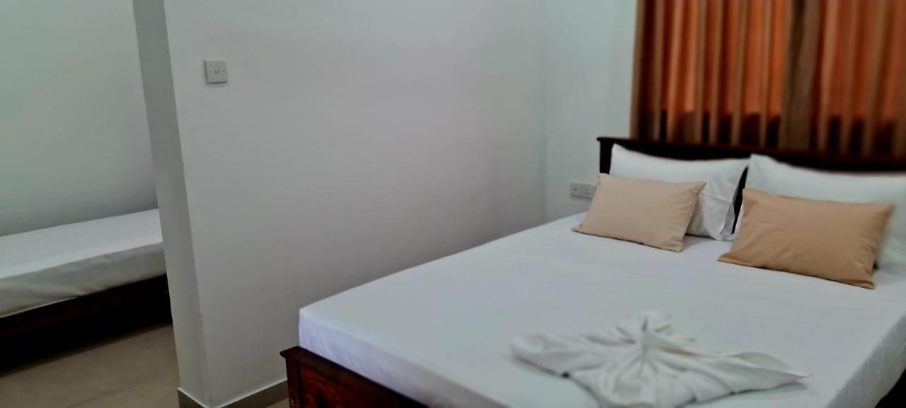 Urban Breeze Hotell Kundasale Exteriör bild