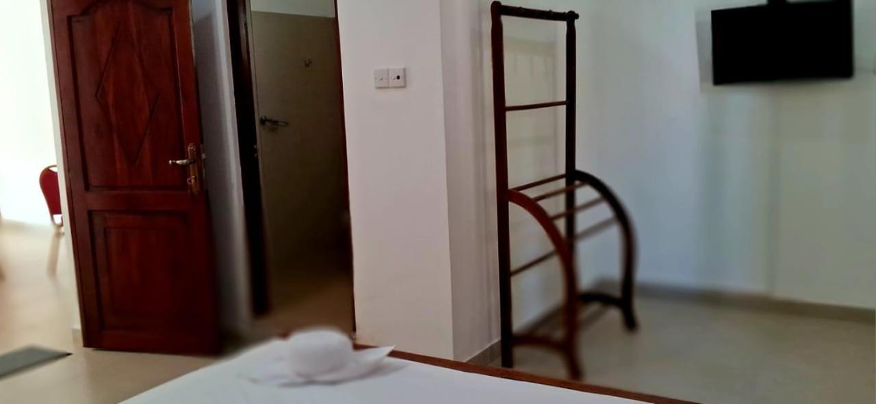 Urban Breeze Hotell Kundasale Exteriör bild