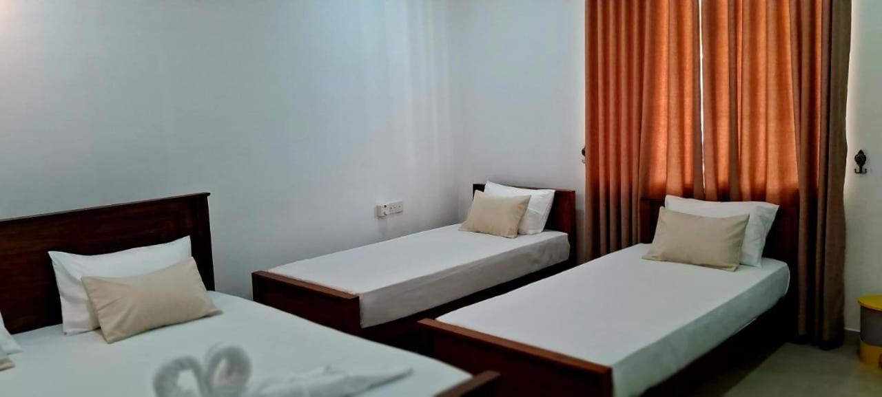 Urban Breeze Hotell Kundasale Exteriör bild