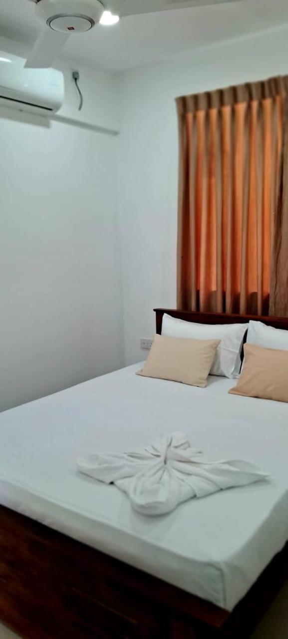 Urban Breeze Hotell Kundasale Exteriör bild