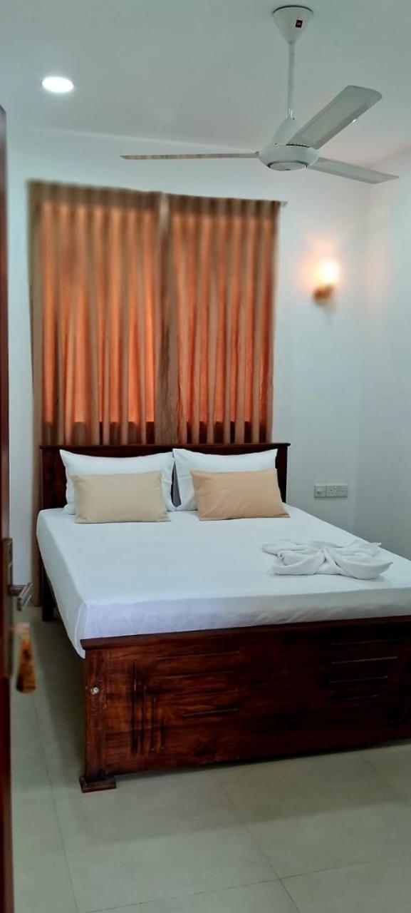 Urban Breeze Hotell Kundasale Exteriör bild